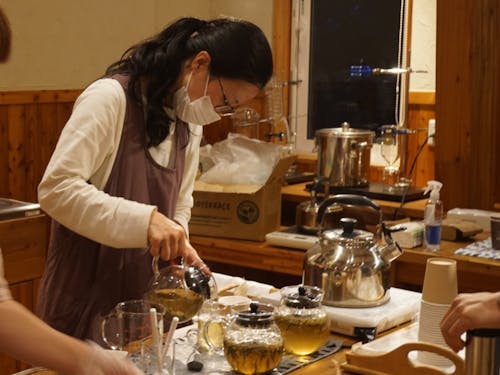 安部さんの映画上映会でブレンド茶を提供する塚本さん