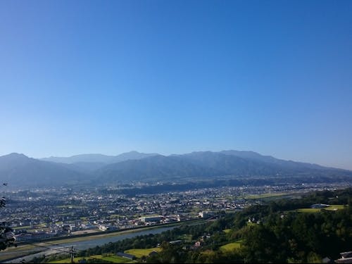 天竜川と飯田市の街並み