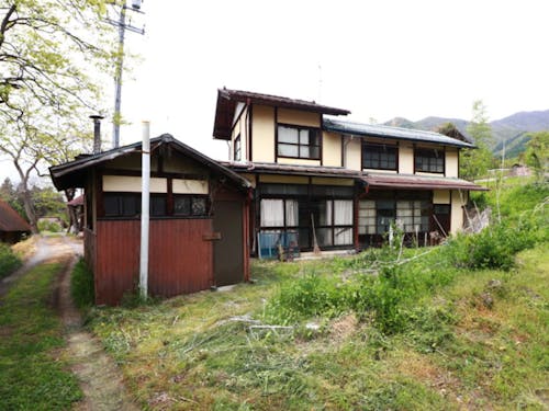 クリーム色の壁にレトロな格子窓