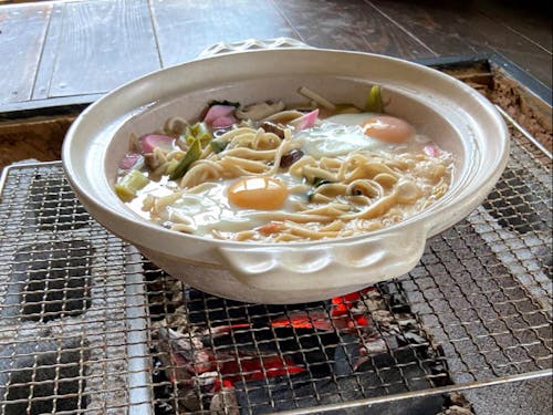手作りした囲炉裏で味噌煮込みうどん!