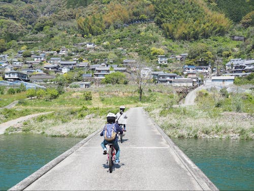 『竜そば』の舞台、浅尾沈下橋を自転車でスイスイ。これが廣瀬さんご一家の日常。