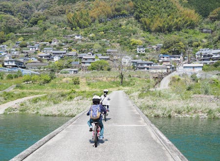 『竜そば』の舞台、浅尾沈下橋を自転車でスイスイ。これが廣瀬さんご一家の日常。