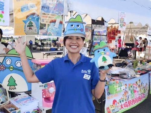 原賀さんの活動の様子。越知町のキャラクター「よコジロー」と一緒に。