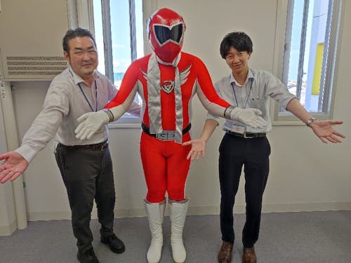 ごめん戦隊ゴメンジャー with 南国市役所のみなさん。熱いトークでツアーを盛り上げます。