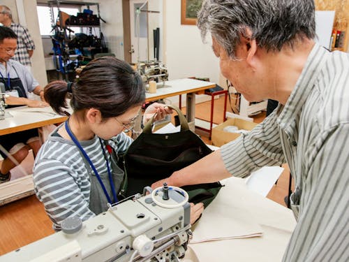 工業ミシンの仕組み、鞄の構造なども学べます!