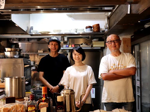 現在のスタッフ:左からシェフ、筆者、代表