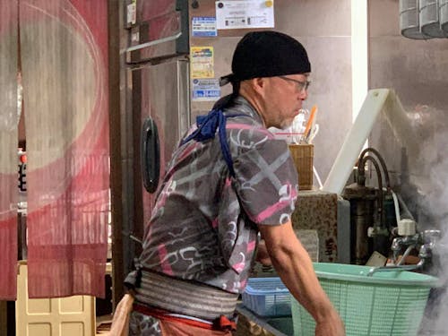 白川さんのうどん屋での様子