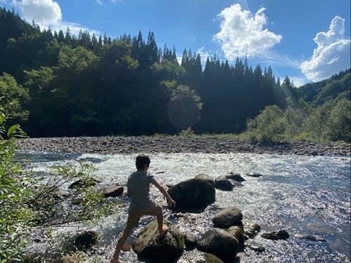 暑ければ川に遊びに◎自分で自身の心地よさをつくる力が育まれています