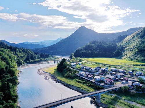 会津のマッターホルン蒲生岳と塩沢集落