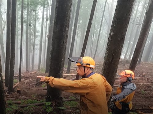若手社員に指示を出す山下さん