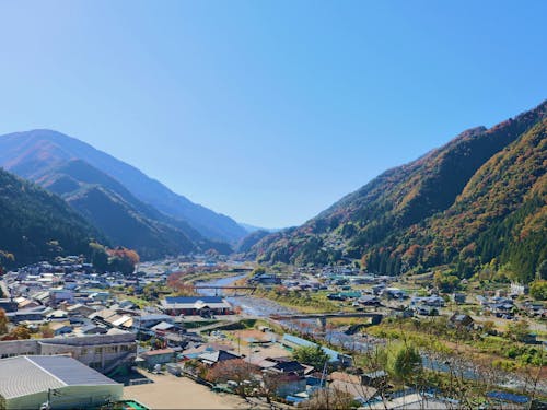 遠山郷は山々に囲まれた地域です
