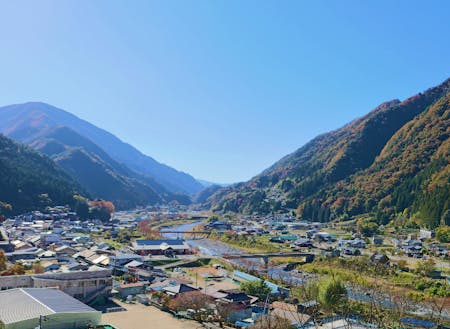 遠山郷は山々に囲まれた地域です