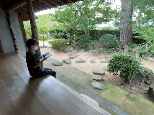 縁側で本を読む。中庭から吹く風が非常に心地よい。