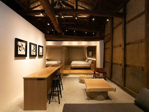 伝統的建造物群保存地区の蔵を活用した一棟貸宿泊施設