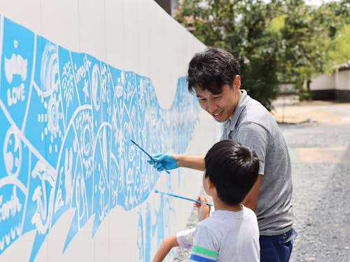 明倫学舎での壁画ワークショップの様子。