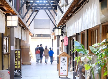 日本最古級の木造商店街「ふれあい公設市場」