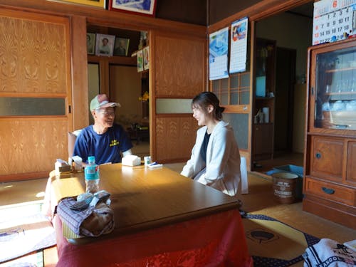 地域のおじいちゃんとのお茶っこの様子