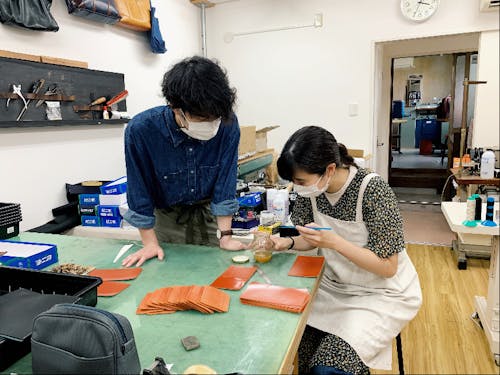 市内鞄企業へのインターンもカリキュラムに含まれています