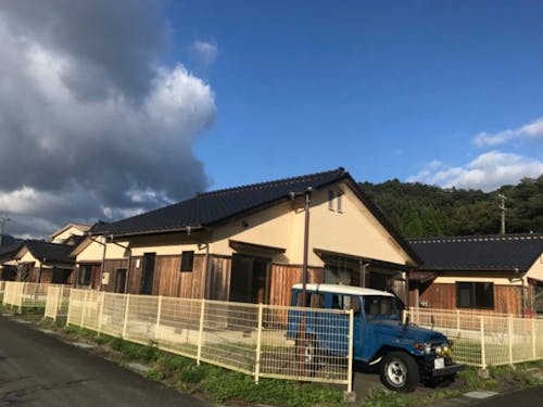 このカタマリが移住促進住宅。プチ移住村になります。