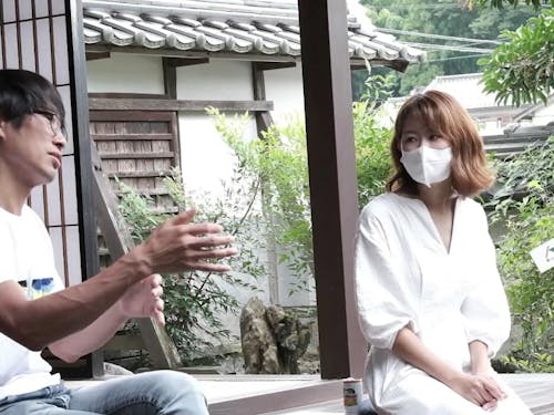 但東町での雑談の様子