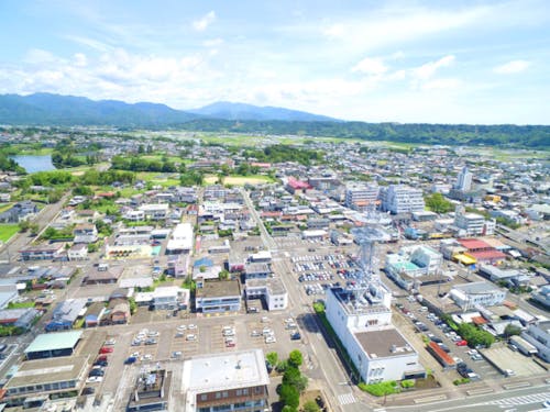 西都市は、市役所・警察署・図書館・公民館・スーパーなどがぎゅっとまとまった便利な街です。