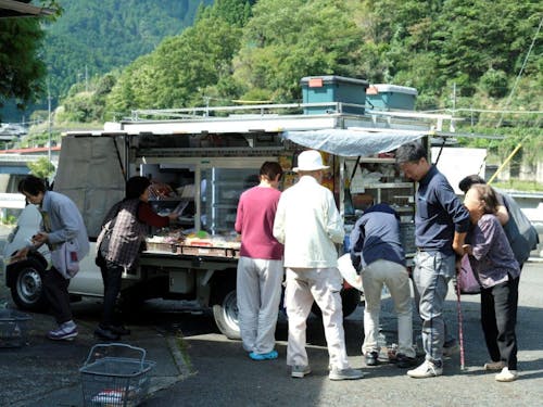 各集落を周る移動スーパーの仕事は村民さんに笑 顔を届けています。