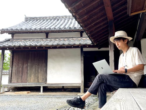 今日は文化財施設の軒先でお仕事　絵になる！