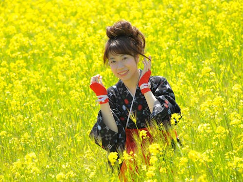 菜の花をバックに、「菜の花むすめ」の写真を撮影できます。(商品・賞金あり)