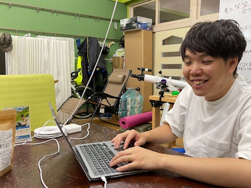 遊び場も兼ねるFLAPオフィスで働く、地域おこし協力隊手島拓実さん!愉快なお話聞けますよ。