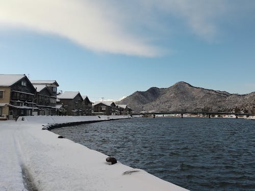 冬には雪とのコントラストが際立つ焼板のまちなみ