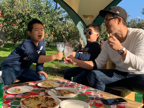 りんご園のど真ん中、ピザ窯料理とりんごジュースで乾杯