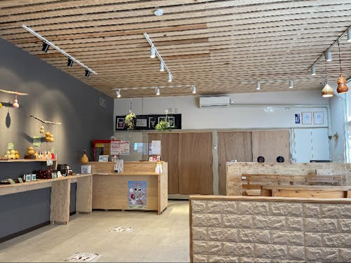 朝来駅構内にある観光案内所(ここが拠点)