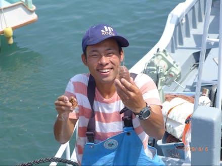 松尾さんが採取するオオグソクムシ。室戸市のふるさと納税返礼品の人気商品です。