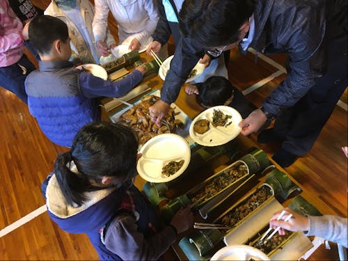 親子登山を企画。お昼は高千穂名物かっぽ鶏。教わりながら、子どもたちも料理に参加しました。