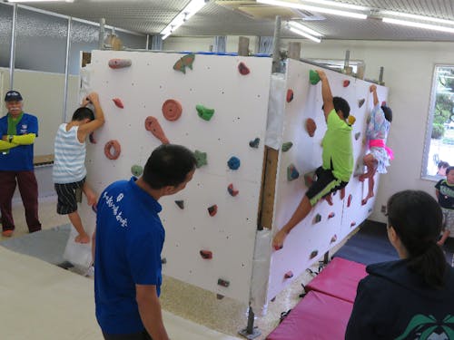 イベントでのロッククライミング。本物を体験させてあげたいな。