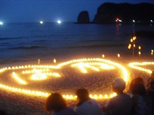 キャンドルナイトで浮かぶ「はね」の文字