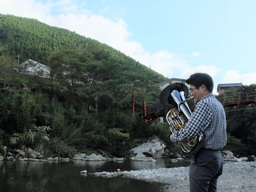 馬路村役場に転職した岡本さん。趣味の音楽を続けながら村暮らしを満喫中。