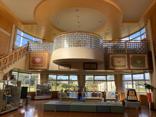 児童下駄箱前の吹き抜け