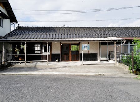 エキマエノマエ：西日本旅客鉄道 姫新線 久世駅 の真ん前に鎮座しています。