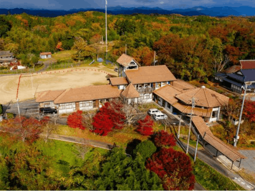 UEDAVILLAGE:山のてっぺんにあり周辺を一望できます。なだらかな中国山地の山々と星が降ってきそうな夜空をお楽しみください☆