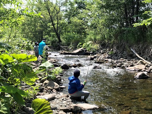 川のガイド事業を行う園部さんの協力を得て、渓流釣り体験しました。