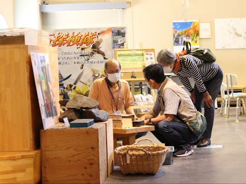 来場者の案内や対応も重要な業務です