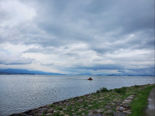 壮大な琵琶湖(曇っていても癒されます。。)