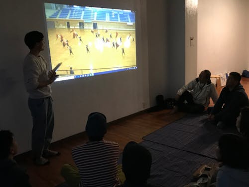 石垣島を盛り上げる企画をプレゼン中！（第1回石コンの様子）