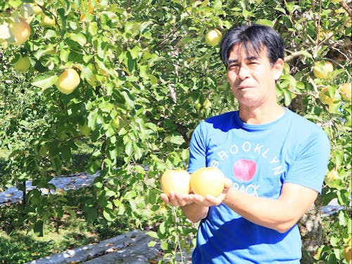 今回のゲスト、村本さん。村本さんの運命を変えた「ぐんま名月」を手に。