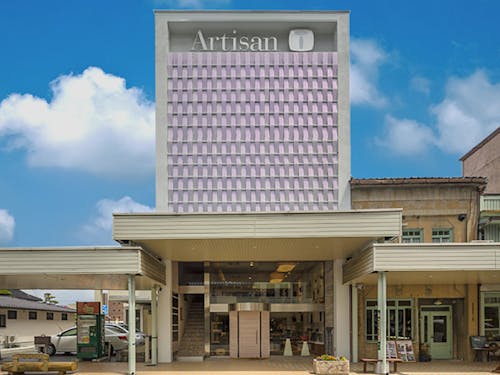 スクール外観。1階は「豊岡鞄」を販売するショップ。3階がスクール