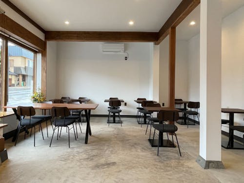 通りに面した席数20席のカフェスペース