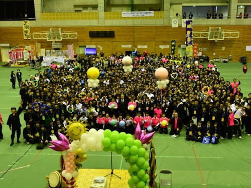 全中学生と地域の方1000人が一堂に会する(写真は2019年度。現在はオンライン開催)