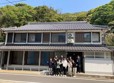 しまなび舎の離島留学生と運営スタッフ