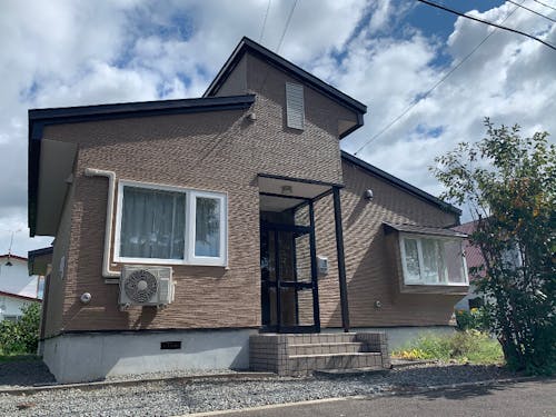 幸町住宅2号室 1号室の隣にあります。